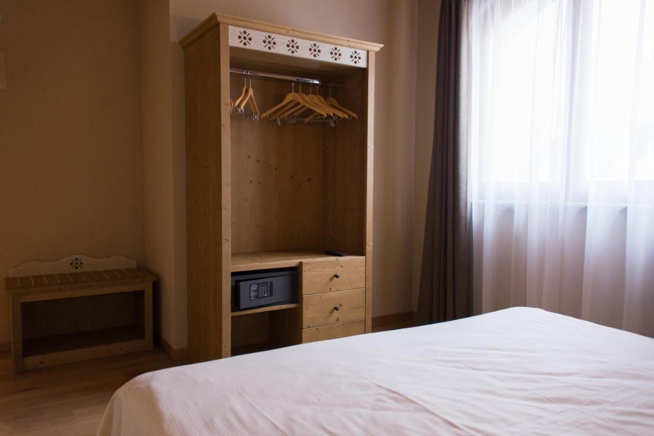 Hotel Sesmones Lodi Esterno foto