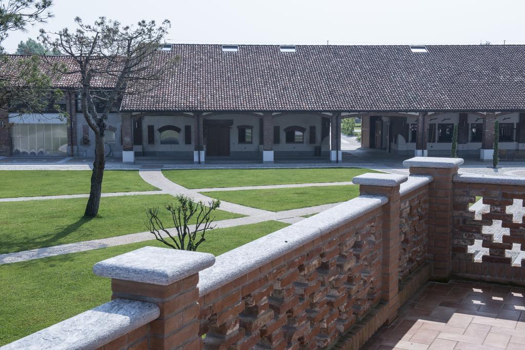 Hotel Sesmones Lodi Esterno foto