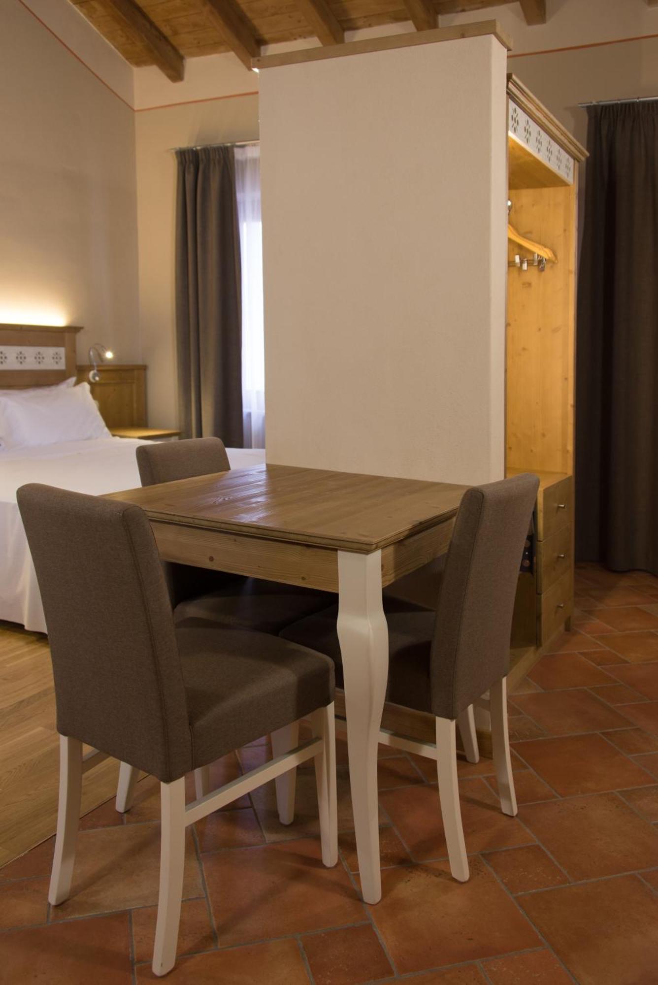 Hotel Sesmones Lodi Esterno foto