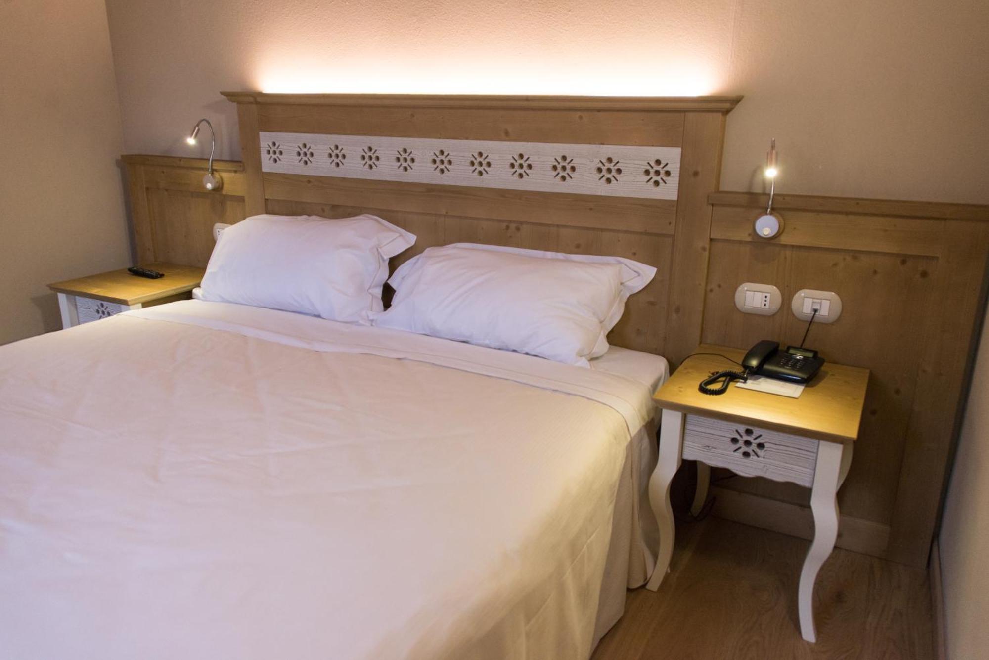 Hotel Sesmones Lodi Esterno foto