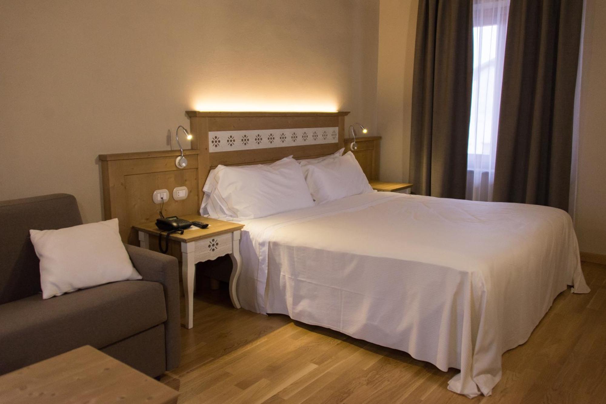 Hotel Sesmones Lodi Esterno foto