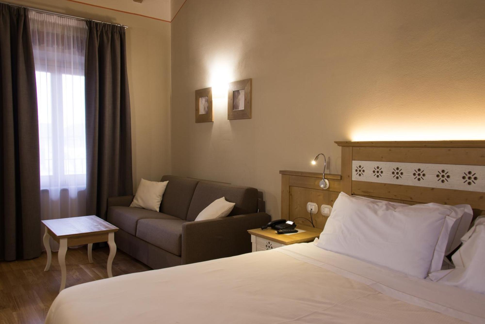 Hotel Sesmones Lodi Esterno foto