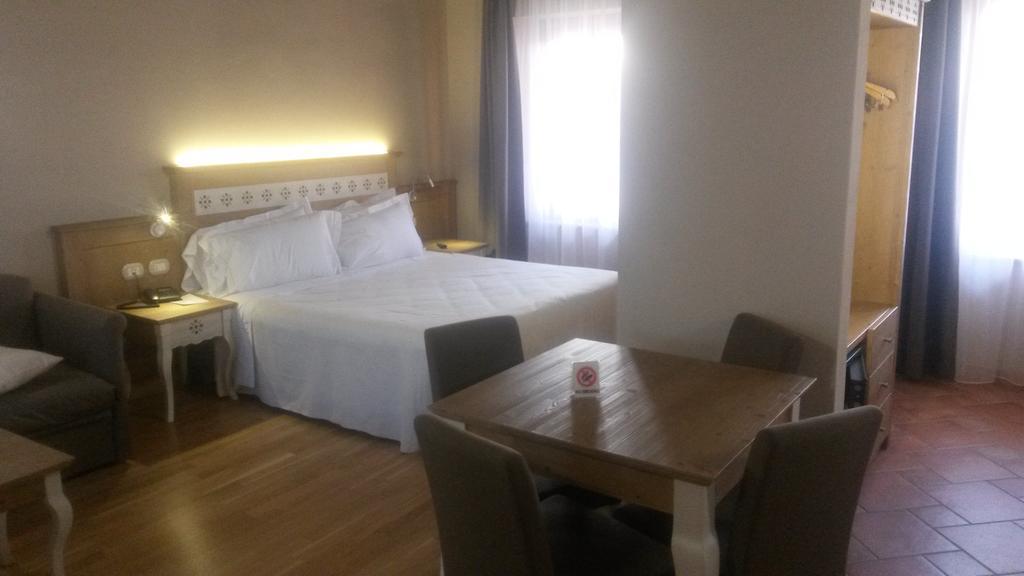 Hotel Sesmones Lodi Esterno foto